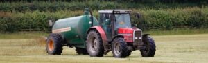 Aktywator gnojowicy - traktor rozwozi gnojowicę